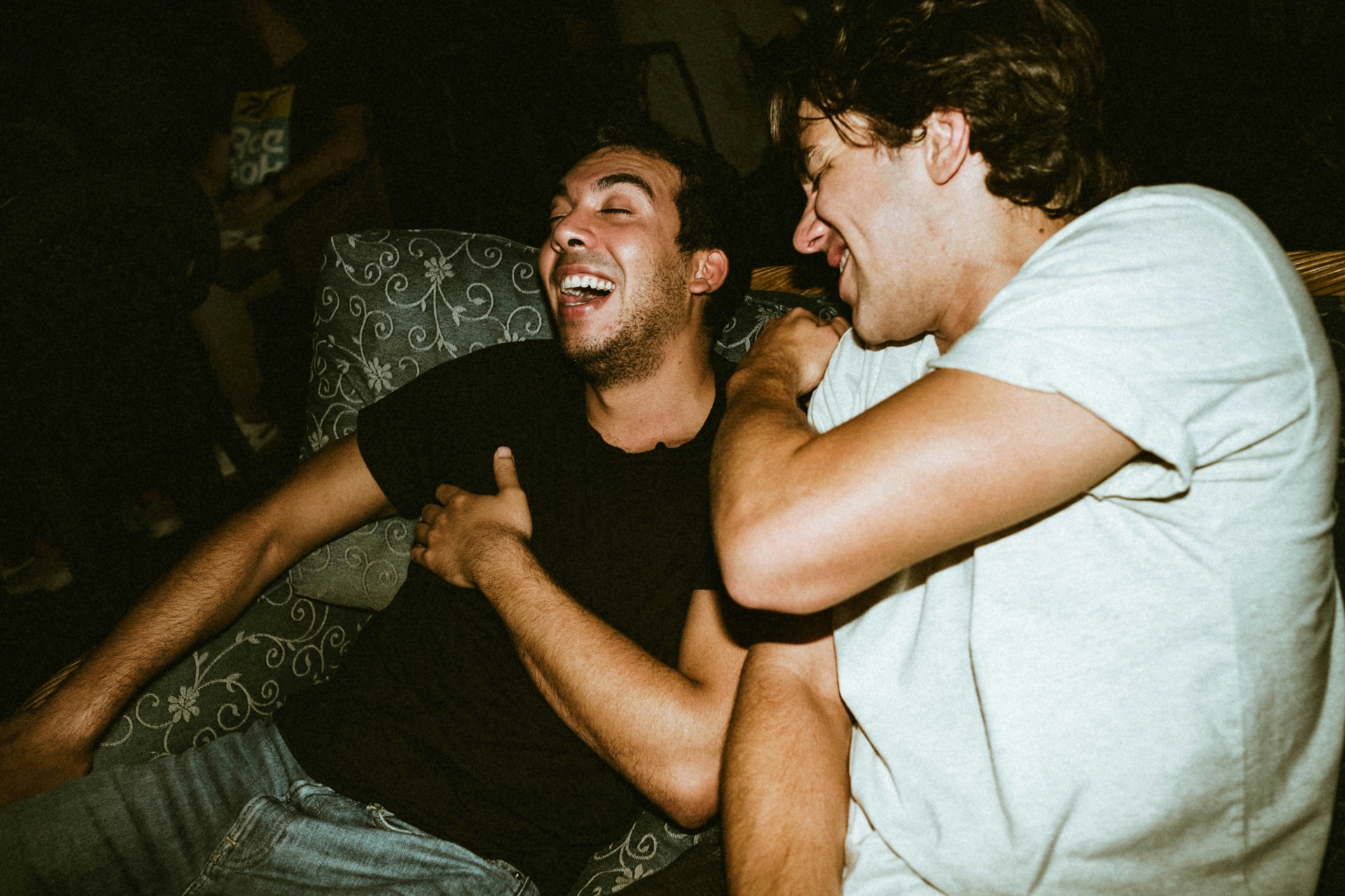 Coinquilini che ridono insieme