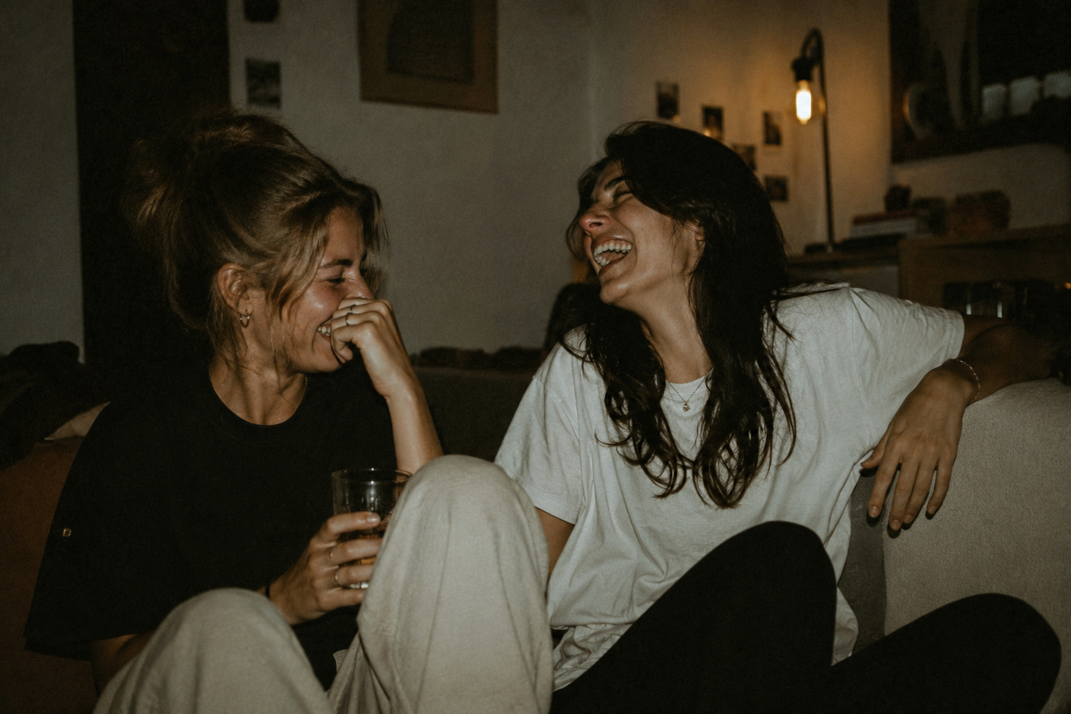 Due ragazze sul divano della nuova casa